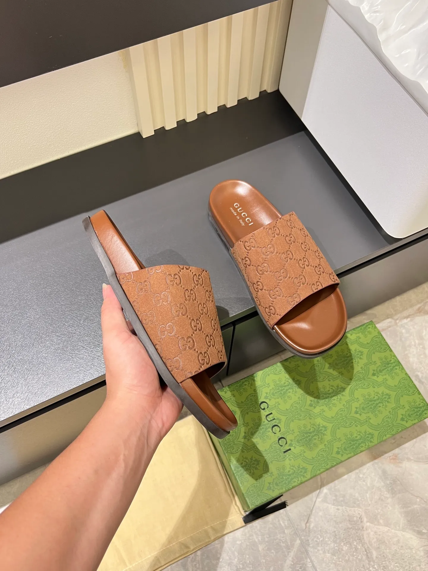 Men's Men's Shoes 💰p320 "GUCC＊" These slippers are made of GG polyester and feature a Gucci label on the front, adding a bold logo feel to the style. "Gucci Made in Italy" stamped label Rubber sole. Size 38-44